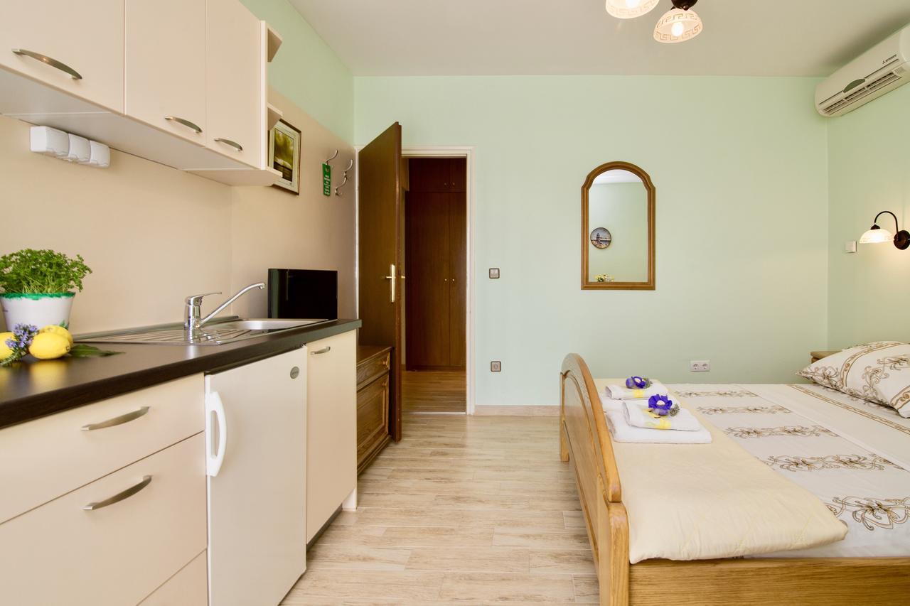 Hotel Pansion Adria Sveti Filip i Jakov Esterno foto