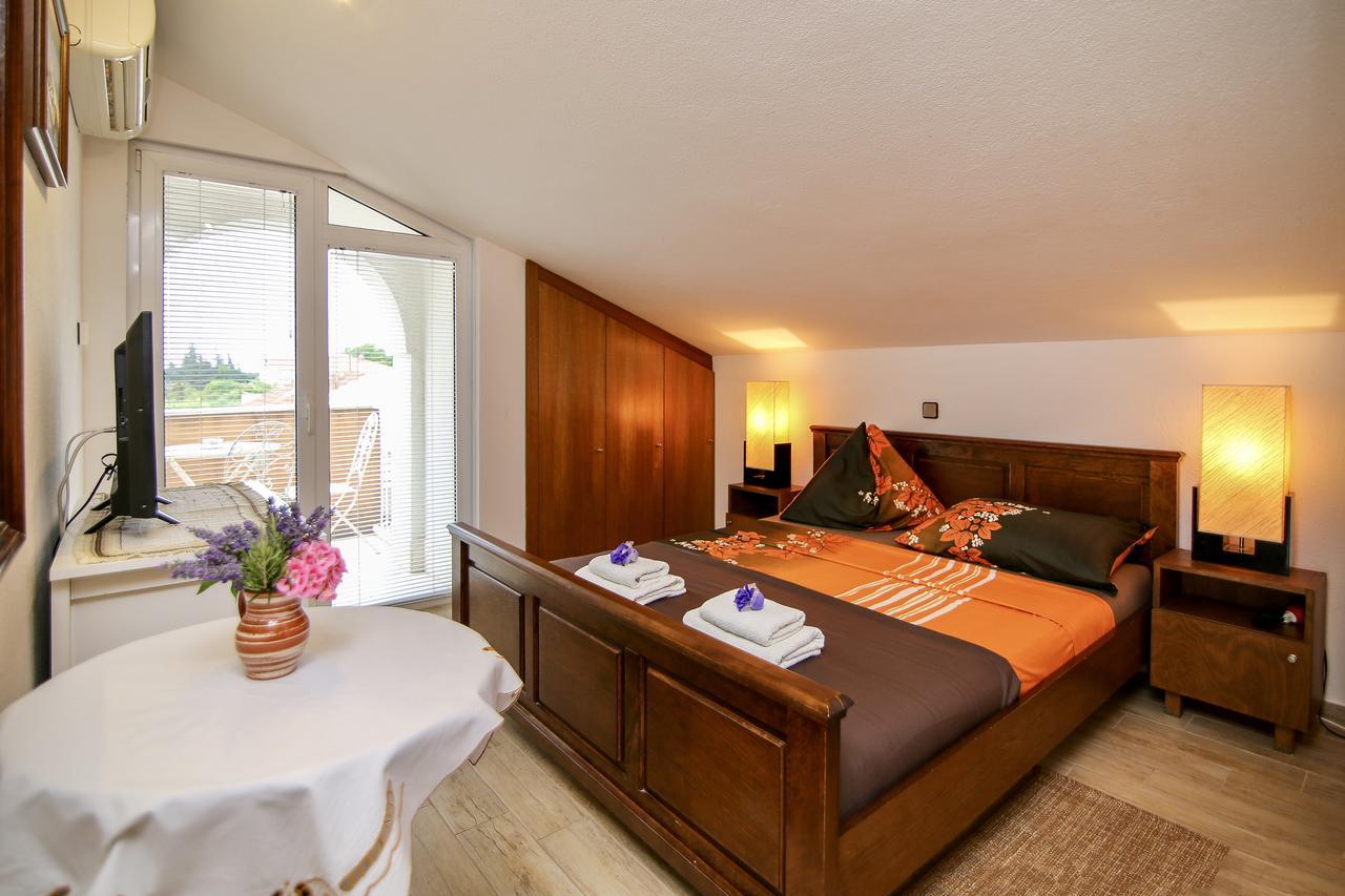 Hotel Pansion Adria Sveti Filip i Jakov Esterno foto
