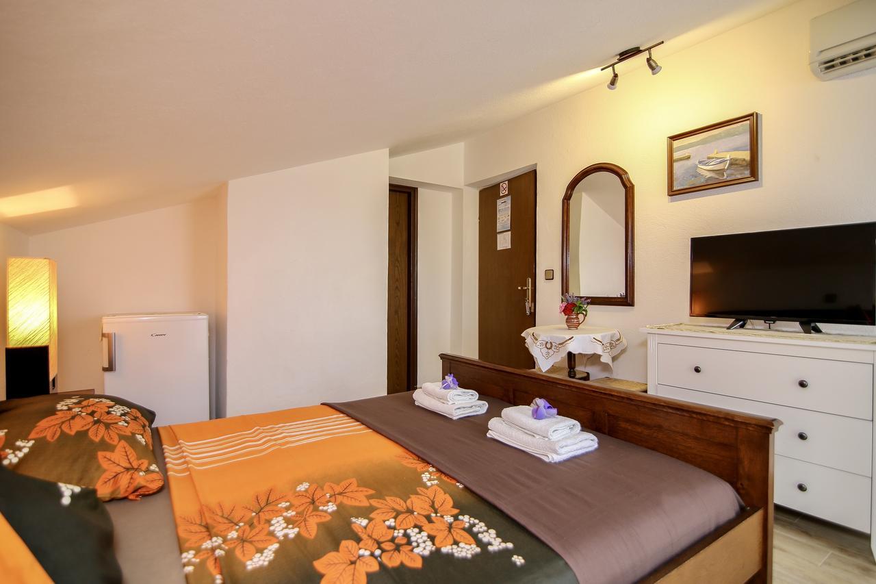 Hotel Pansion Adria Sveti Filip i Jakov Esterno foto