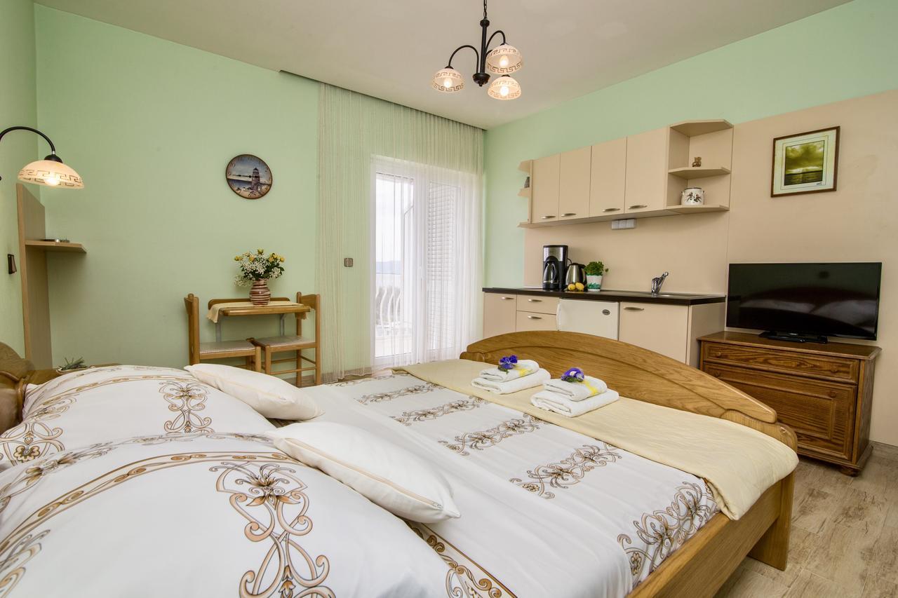 Hotel Pansion Adria Sveti Filip i Jakov Esterno foto