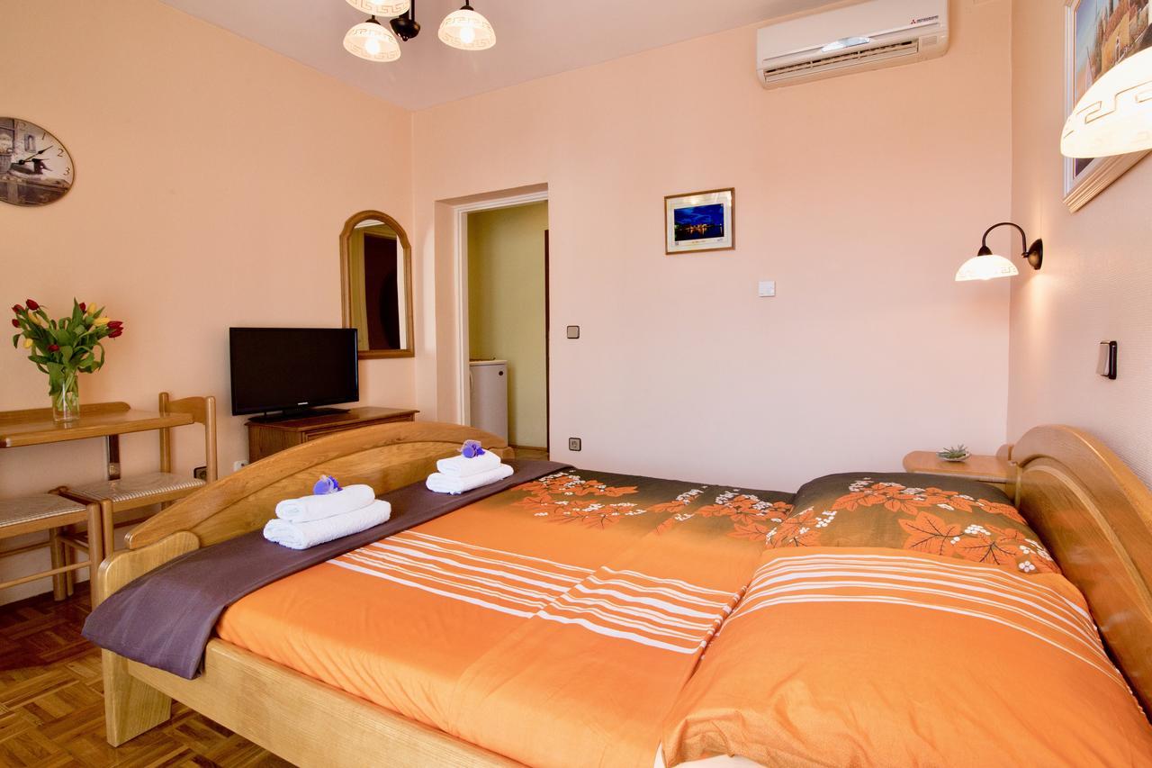 Hotel Pansion Adria Sveti Filip i Jakov Esterno foto
