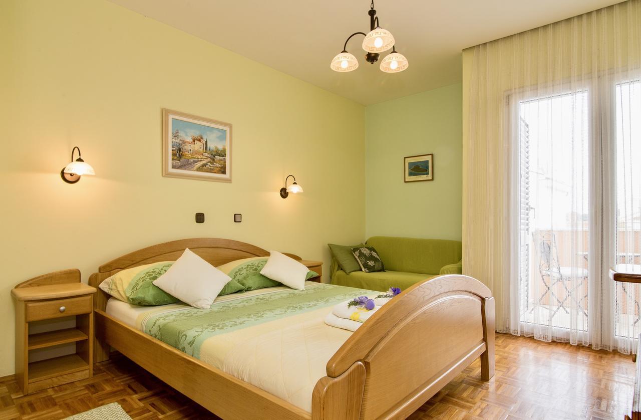 Hotel Pansion Adria Sveti Filip i Jakov Esterno foto