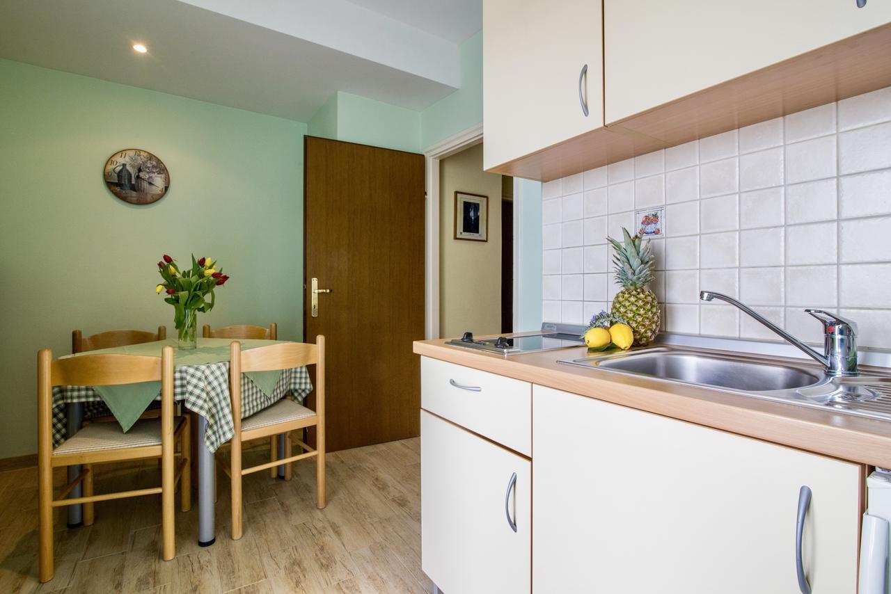 Hotel Pansion Adria Sveti Filip i Jakov Esterno foto