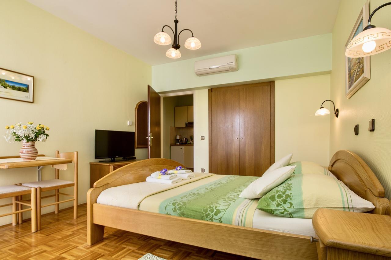 Hotel Pansion Adria Sveti Filip i Jakov Esterno foto