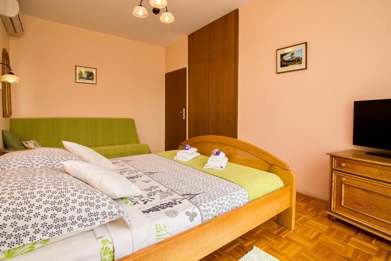 Hotel Pansion Adria Sveti Filip i Jakov Esterno foto