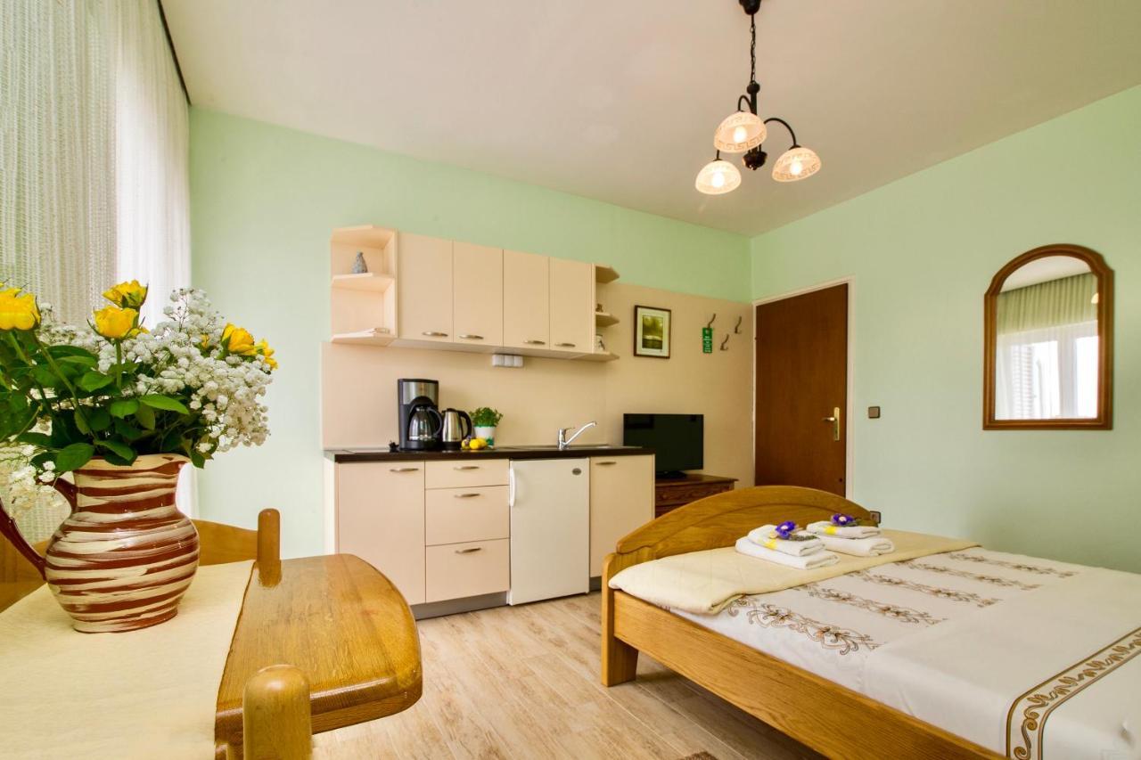 Hotel Pansion Adria Sveti Filip i Jakov Esterno foto